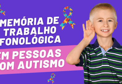 Imagem colorida com fundo roxo e faixa rosa. À esquerda, está escrito em letras grandes e brancas: “Memória de Trabalho Fonológica em Pessoas com Autismo”. Há três laços coloridos com peças de quebra-cabeça, símbolo da conscientização sobre o autismo. À direita, um menino loiro sorri e leva a mão ao ouvido, como se estivesse tentando ouvir atentamente.